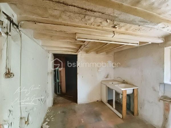 Sur la commune de Champigné, je vous invite à découvrir cette maison située à proximité des commerces et des écoles.

Elle se compose d'une première pièce spacieuse pouvant devenir une entrée/cuisine, un salon/séjour, une arrière cuisine et un débarras.
A l'étage un beau plateau offrant la possibilité de créer un bureau une salle de douche et trois chambres.
Je vous attends afin de convenir d'une visite