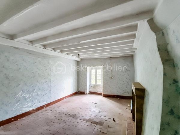 Sur la commune de Champigné, je vous invite à découvrir cette maison située à proximité des commerces et des écoles.

Elle se compose d'une première pièce spacieuse pouvant devenir une entrée/cuisine, un salon/séjour, une arrière cuisine et un débarras.
A l'étage un beau plateau offrant la possibilité de créer un bureau une salle de douche et trois chambres.
Je vous attends afin de convenir d'une visite