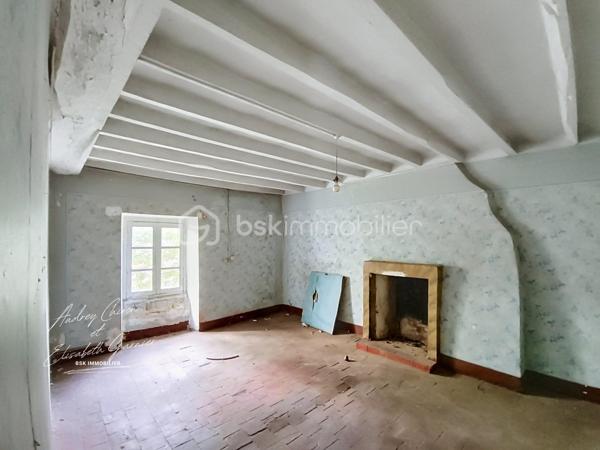 Sur la commune de Champigné, je vous invite à découvrir cette maison située à proximité des commerces et des écoles.

Elle se compose d'une première pièce spacieuse pouvant devenir une entrée/cuisine, un salon/séjour, une arrière cuisine et un débarras.
A l'étage un beau plateau offrant la possibilité de créer un bureau une salle de douche et trois chambres.
Je vous attends afin de convenir d'une visite