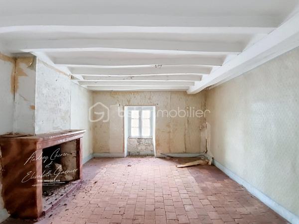 Sur la commune de Champigné, je vous invite à découvrir cette maison située à proximité des commerces et des écoles.

Elle se compose d'une première pièce spacieuse pouvant devenir une entrée/cuisine, un salon/séjour, une arrière cuisine et un débarras.
A l'étage un beau plateau offrant la possibilité de créer un bureau une salle de douche et trois chambres.
Je vous attends afin de convenir d'une visite