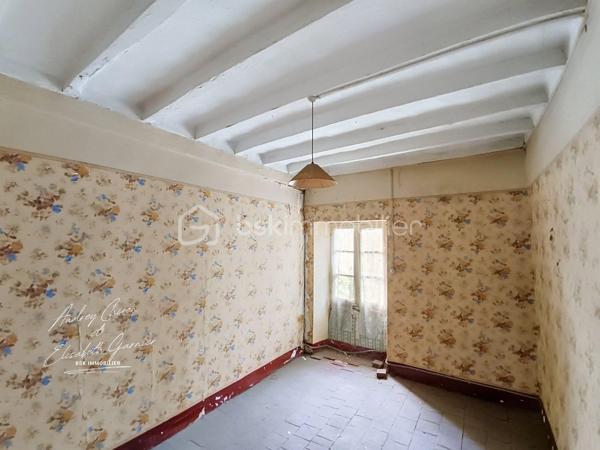 Sur la commune de Champigné, je vous invite à découvrir cette maison située à proximité des commerces et des écoles.

Elle se compose d'une première pièce spacieuse pouvant devenir une entrée/cuisine, un salon/séjour, une arrière cuisine et un débarras.
A l'étage un beau plateau offrant la possibilité de créer un bureau une salle de douche et trois chambres.
Je vous attends afin de convenir d'une visite