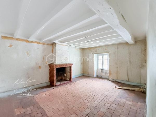 Sur la commune de Champigné, je vous invite à découvrir cette maison située à proximité des commerces et des écoles.

Elle se compose d'une première pièce spacieuse pouvant devenir une entrée/cuisine, un salon/séjour, une arrière cuisine et un débarras.
A l'étage un beau plateau offrant la possibilité de créer un bureau une salle de douche et trois chambres.
Je vous attends afin de convenir d'une visite