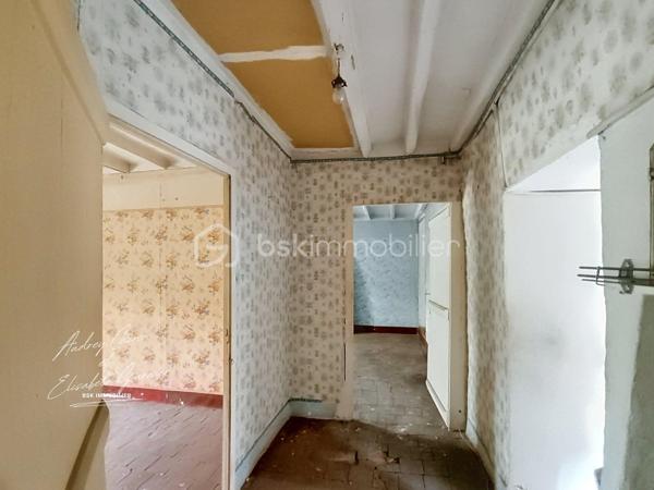 Sur la commune de Champigné, je vous invite à découvrir cette maison située à proximité des commerces et des écoles.

Elle se compose d'une première pièce spacieuse pouvant devenir une entrée/cuisine, un salon/séjour, une arrière cuisine et un débarras.
A l'étage un beau plateau offrant la possibilité de créer un bureau une salle de douche et trois chambres.
Je vous attends afin de convenir d'une visite