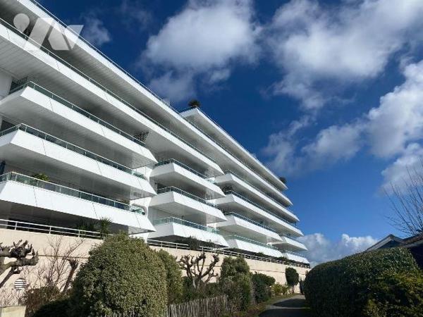 A ARCACHON - GIRONDE (33)
Superbe DUPLEX en 1ère ligne dans résidence de standing avec doubles...