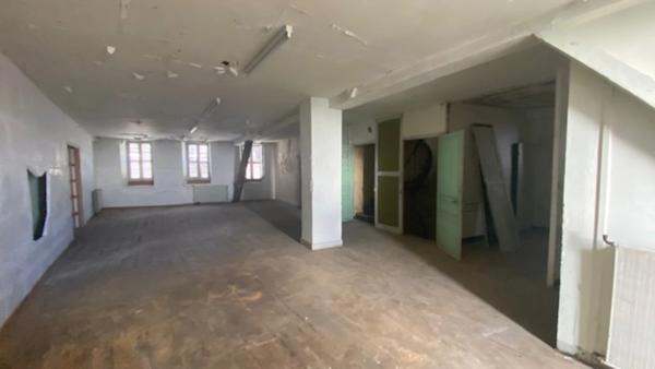 Dpt Charente (16), à vendre BARBEZIEUX SAINT HILAIRE immeuble de rapport