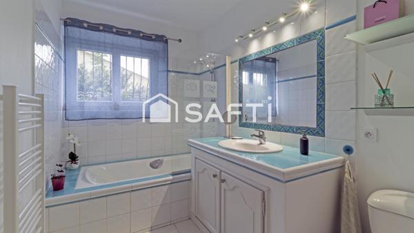 Villa traditionnelle, 7 pièces, piscine et garage