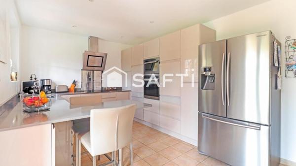 Villa traditionnelle, 7 pièces, piscine et garage