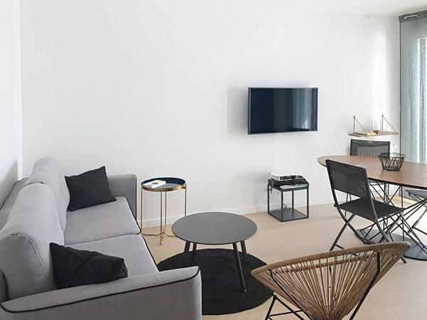 T2 moderne balcon, parking, proche RER / commerces