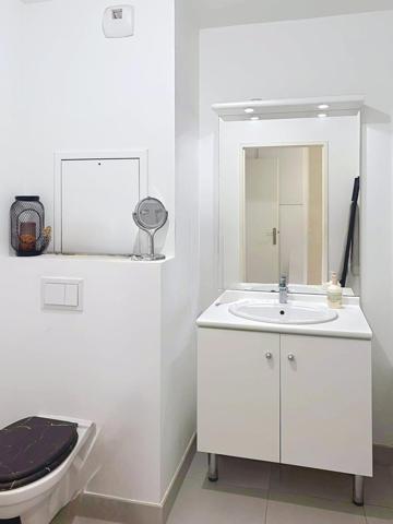 T2 moderne balcon, parking, proche RER / commerces