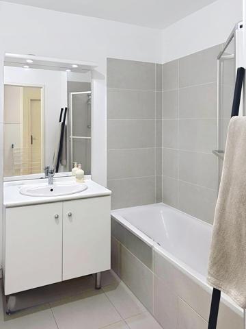 T2 moderne balcon, parking, proche RER / commerces