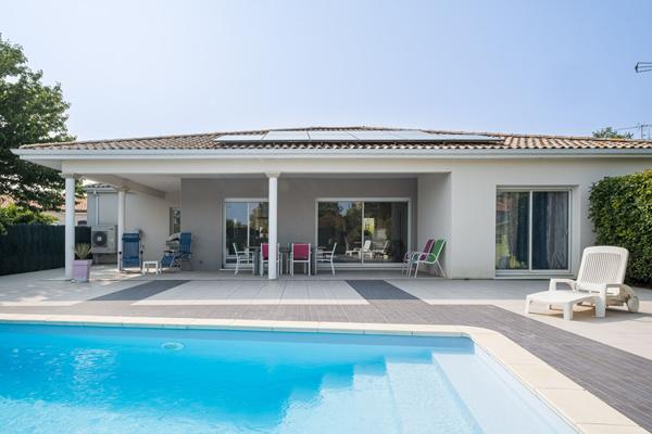 A VENDRE - Roquettes- Maison contemporaine de plain-pied avec piscine et double garage. au calme