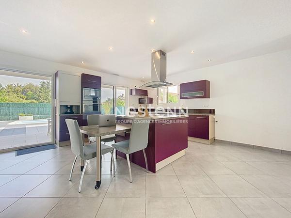 A VENDRE - Roquettes- Maison contemporaine de plain-pied avec piscine et double garage. au calme