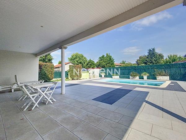 A VENDRE - Roquettes- Maison contemporaine de plain-pied avec piscine et double garage. au calme