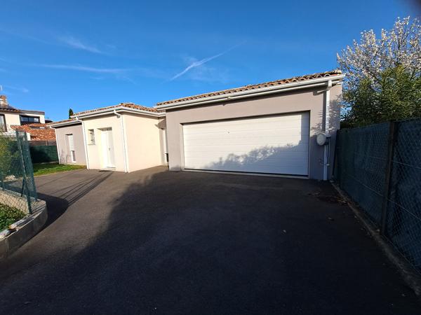 A VENDRE - Roquettes- Maison contemporaine de plain-pied avec piscine et double garage. au calme