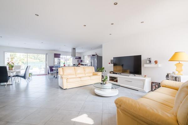 A VENDRE - Roquettes- Maison contemporaine de plain-pied avec piscine et double garage. au calme