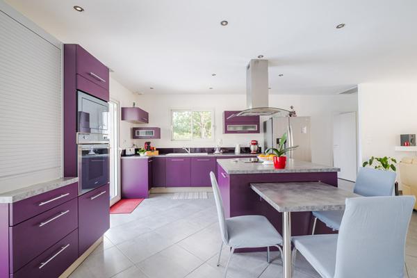 A VENDRE - Roquettes- Maison contemporaine de plain-pied avec piscine et double garage. au calme