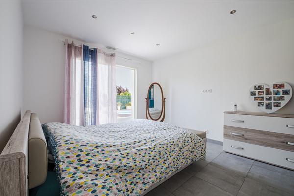 A VENDRE - Roquettes- Maison contemporaine de plain-pied avec piscine et double garage. au calme