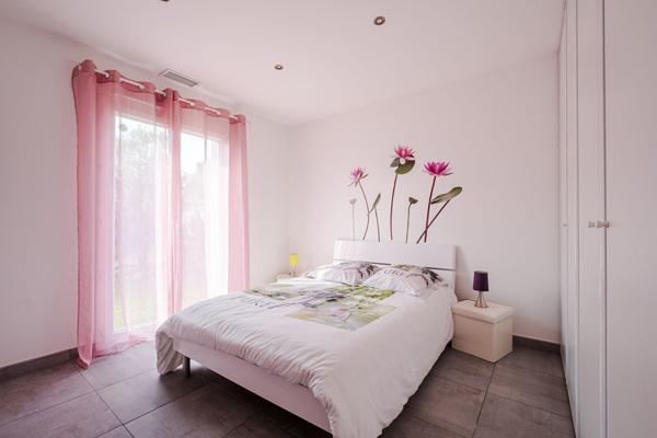 A VENDRE - Roquettes- Maison contemporaine de plain-pied avec piscine et double garage. au calme