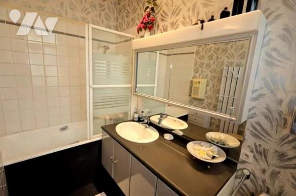 IMMEUBLE D HABITATION HYPER CENTRE AVEC LOCAL COMMERCIAL RDC ET APPARTEMENT EN TRIPLEX 5 CHAMBRES