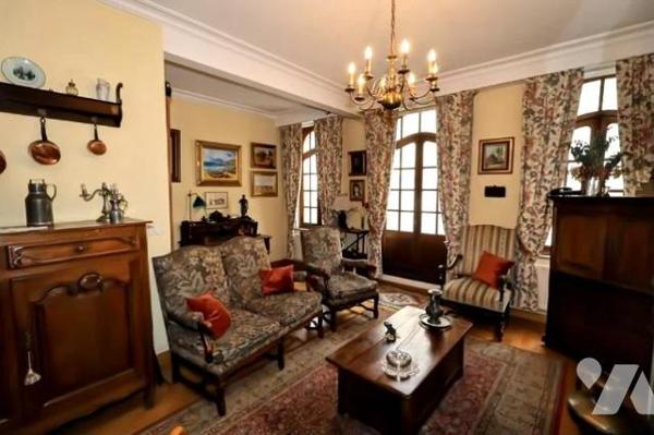 IMMEUBLE D HABITATION HYPER CENTRE AVEC LOCAL COMMERCIAL RDC ET APPARTEMENT EN TRIPLEX 5 CHAMBRES