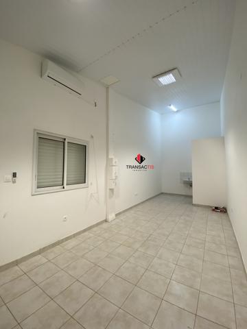 Local ou bureau aurez-de-chaussée - proche CHOG de Saint-Laurent