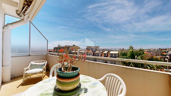 NICE - FLEURS : VASTE 2 PIÈCES TRAVERSANT EN DERNIER ÉTAGE AVEC TERRASSE ET VUE DÉGAGÉE