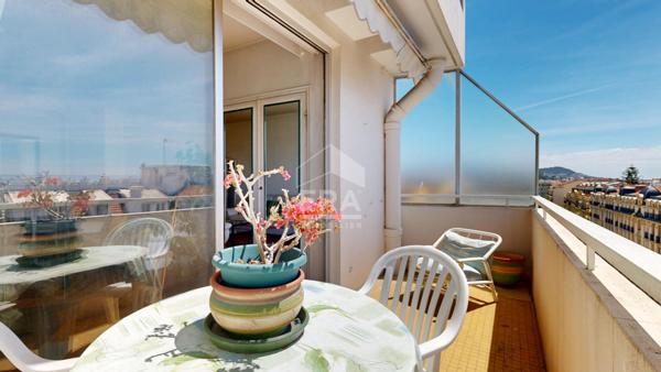 NICE - FLEURS : VASTE 2 PIÈCES TRAVERSANT EN DERNIER ÉTAGE AVEC TERRASSE ET VUE DÉGAGÉE