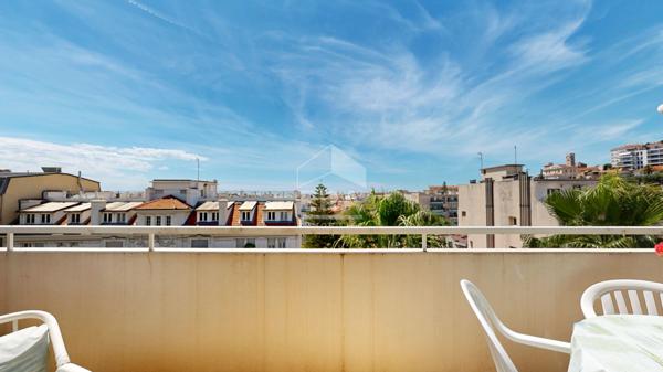 NICE - FLEURS : VASTE 2 PIÈCES TRAVERSANT EN DERNIER ÉTAGE AVEC TERRASSE ET VUE DÉGAGÉE