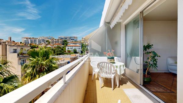 NICE - FLEURS : VASTE 2 PIÈCES TRAVERSANT EN DERNIER ÉTAGE AVEC TERRASSE ET VUE DÉGAGÉE