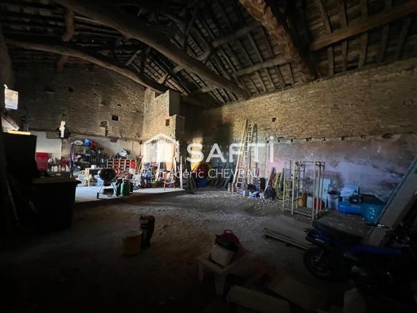 Investisseurs ou amateurs de projets, laissez-vous séduire par cette maison à fort potentiel : idéal gîte, location ou extension !