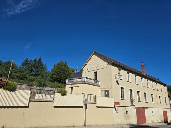 Immeuble de rapport avec 2 grands garages - Salmiech Salmiech
