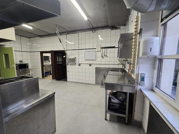Immeuble de rapport avec 2 grands garages - Salmiech Salmiech