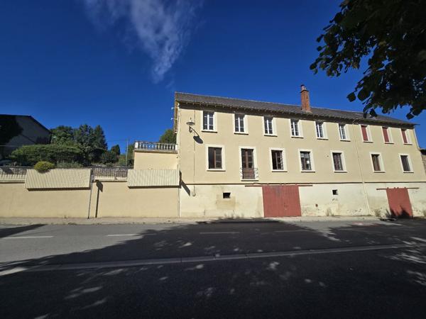 Immeuble de rapport avec 2 grands garages - Salmiech Salmiech