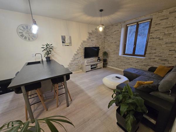 Immeuble de rapport avec 2 grands garages - Salmiech Salmiech
