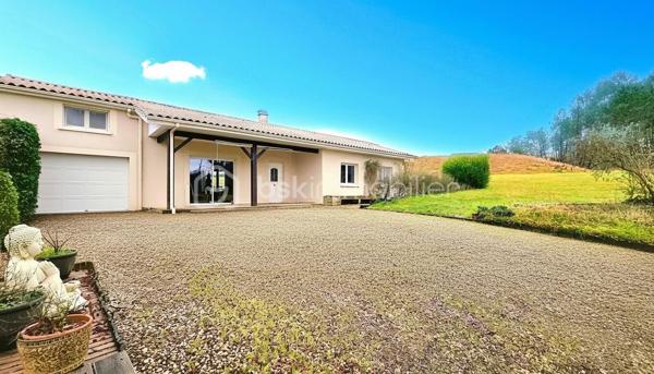 À seulement 4 minutes de Montpon-Ménestérol, dans un environnement calme et verdoyant au fond d’une impasse, découvrez cette belle maison de plain-pied parfaitement entretenue et sans travaux à prévoir.
Elle offre une agréable pièce de vie lumineuse avec cuisine ouverte équipée, 4 chambres ,dressing, une salle de bain avec douche et baignoire balnéo ainsi qu’une buanderie avec accès extérieur.
À l’extérieur, vous profiterez d’un terrain arboré d’environ 1 600 m² avec une terrasse avant et une arrière, un garage isolé avec porte motorisée, un carport camping-car et une dépendance.
Confort au rendez-vous avec une PAC réversible chaud/froid, un insert bois avec diffusion de chaleur dans toute la maison, double vitrage, volets roulants électriques, électricité et assainissement conformes.
Un bien rare sur le secteur, idéal pour une famille recherchant calme, espace et qualité de vie à proximité des commodités.
Contactez-moi rapidement pour une visite.