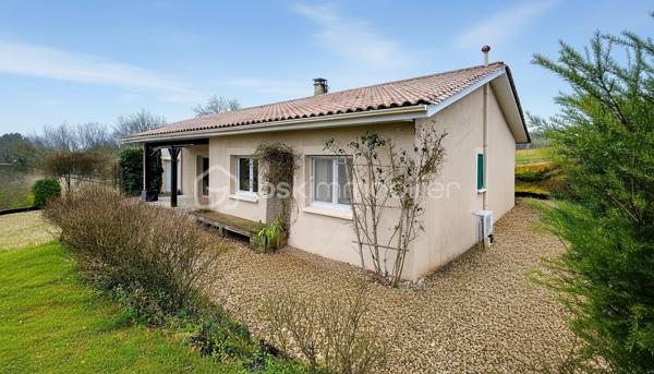 À seulement 4 minutes de Montpon-Ménestérol, dans un environnement calme et verdoyant au fond d’une impasse, découvrez cette belle maison de plain-pied parfaitement entretenue et sans travaux à prévoir.
Elle offre une agréable pièce de vie lumineuse avec cuisine ouverte équipée, 4 chambres ,dressing, une salle de bain avec douche et baignoire balnéo ainsi qu’une buanderie avec accès extérieur.
À l’extérieur, vous profiterez d’un terrain arboré d’environ 1 600 m² avec une terrasse avant et une arrière, un garage isolé avec porte motorisée, un carport camping-car et une dépendance.
Confort au rendez-vous avec une PAC réversible chaud/froid, un insert bois avec diffusion de chaleur dans toute la maison, double vitrage, volets roulants électriques, électricité et assainissement conformes.
Un bien rare sur le secteur, idéal pour une famille recherchant calme, espace et qualité de vie à proximité des commodités.
Contactez-moi rapidement pour une visite.