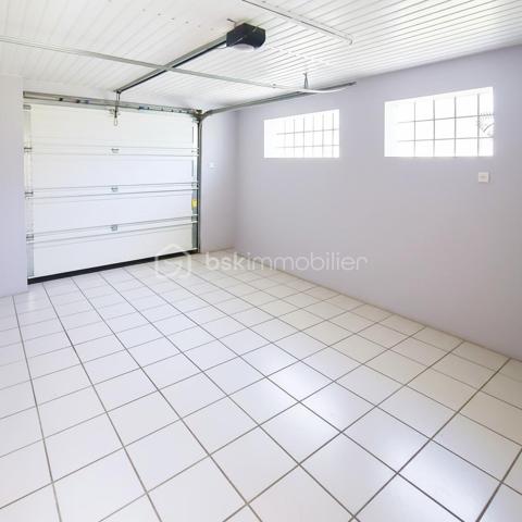 À seulement 4 minutes de Montpon-Ménestérol, dans un environnement calme et verdoyant au fond d’une impasse, découvrez cette belle maison de plain-pied parfaitement entretenue et sans travaux à prévoir.
Elle offre une agréable pièce de vie lumineuse avec cuisine ouverte équipée, 4 chambres ,dressing, une salle de bain avec douche et baignoire balnéo ainsi qu’une buanderie avec accès extérieur.
À l’extérieur, vous profiterez d’un terrain arboré d’environ 1 600 m² avec une terrasse avant et une arrière, un garage isolé avec porte motorisée, un carport camping-car et une dépendance.
Confort au rendez-vous avec une PAC réversible chaud/froid, un insert bois avec diffusion de chaleur dans toute la maison, double vitrage, volets roulants électriques, électricité et assainissement conformes.
Un bien rare sur le secteur, idéal pour une famille recherchant calme, espace et qualité de vie à proximité des commodités.
Contactez-moi rapidement pour une visite.
