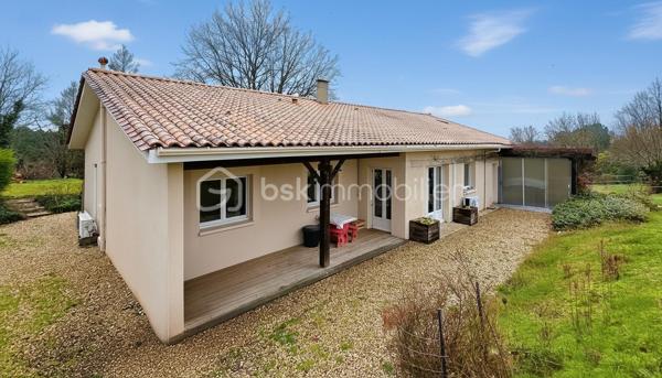 À seulement 4 minutes de Montpon-Ménestérol, dans un environnement calme et verdoyant au fond d’une impasse, découvrez cette belle maison de plain-pied parfaitement entretenue et sans travaux à prévoir.
Elle offre une agréable pièce de vie lumineuse avec cuisine ouverte équipée, 4 chambres ,dressing, une salle de bain avec douche et baignoire balnéo ainsi qu’une buanderie avec accès extérieur.
À l’extérieur, vous profiterez d’un terrain arboré d’environ 1 600 m² avec une terrasse avant et une arrière, un garage isolé avec porte motorisée, un carport camping-car et une dépendance.
Confort au rendez-vous avec une PAC réversible chaud/froid, un insert bois avec diffusion de chaleur dans toute la maison, double vitrage, volets roulants électriques, électricité et assainissement conformes.
Un bien rare sur le secteur, idéal pour une famille recherchant calme, espace et qualité de vie à proximité des commodités.
Contactez-moi rapidement pour une visite.