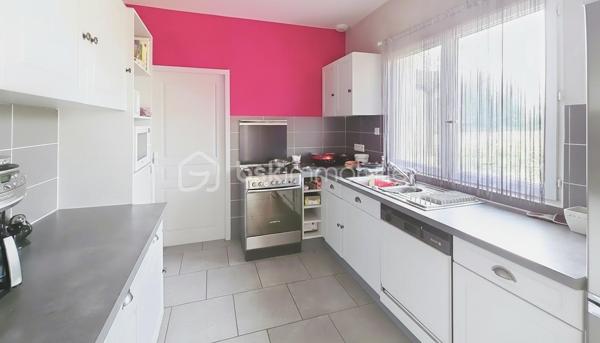 À seulement 4 minutes de Montpon-Ménestérol, dans un environnement calme et verdoyant au fond d’une impasse, découvrez cette belle maison de plain-pied parfaitement entretenue et sans travaux à prévoir.
Elle offre une agréable pièce de vie lumineuse avec cuisine ouverte équipée, 4 chambres ,dressing, une salle de bain avec douche et baignoire balnéo ainsi qu’une buanderie avec accès extérieur.
À l’extérieur, vous profiterez d’un terrain arboré d’environ 1 600 m² avec une terrasse avant et une arrière, un garage isolé avec porte motorisée, un carport camping-car et une dépendance.
Confort au rendez-vous avec une PAC réversible chaud/froid, un insert bois avec diffusion de chaleur dans toute la maison, double vitrage, volets roulants électriques, électricité et assainissement conformes.
Un bien rare sur le secteur, idéal pour une famille recherchant calme, espace et qualité de vie à proximité des commodités.
Contactez-moi rapidement pour une visite.