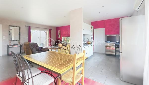 À seulement 4 minutes de Montpon-Ménestérol, dans un environnement calme et verdoyant au fond d’une impasse, découvrez cette belle maison de plain-pied parfaitement entretenue et sans travaux à prévoir.
Elle offre une agréable pièce de vie lumineuse avec cuisine ouverte équipée, 4 chambres ,dressing, une salle de bain avec douche et baignoire balnéo ainsi qu’une buanderie avec accès extérieur.
À l’extérieur, vous profiterez d’un terrain arboré d’environ 1 600 m² avec une terrasse avant et une arrière, un garage isolé avec porte motorisée, un carport camping-car et une dépendance.
Confort au rendez-vous avec une PAC réversible chaud/froid, un insert bois avec diffusion de chaleur dans toute la maison, double vitrage, volets roulants électriques, électricité et assainissement conformes.
Un bien rare sur le secteur, idéal pour une famille recherchant calme, espace et qualité de vie à proximité des commodités.
Contactez-moi rapidement pour une visite.