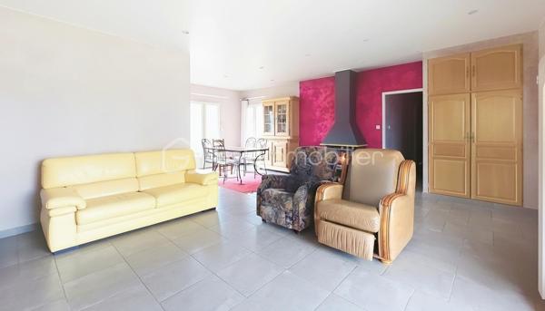 À seulement 4 minutes de Montpon-Ménestérol, dans un environnement calme et verdoyant au fond d’une impasse, découvrez cette belle maison de plain-pied parfaitement entretenue et sans travaux à prévoir.
Elle offre une agréable pièce de vie lumineuse avec cuisine ouverte équipée, 4 chambres ,dressing, une salle de bain avec douche et baignoire balnéo ainsi qu’une buanderie avec accès extérieur.
À l’extérieur, vous profiterez d’un terrain arboré d’environ 1 600 m² avec une terrasse avant et une arrière, un garage isolé avec porte motorisée, un carport camping-car et une dépendance.
Confort au rendez-vous avec une PAC réversible chaud/froid, un insert bois avec diffusion de chaleur dans toute la maison, double vitrage, volets roulants électriques, électricité et assainissement conformes.
Un bien rare sur le secteur, idéal pour une famille recherchant calme, espace et qualité de vie à proximité des commodités.
Contactez-moi rapidement pour une visite.