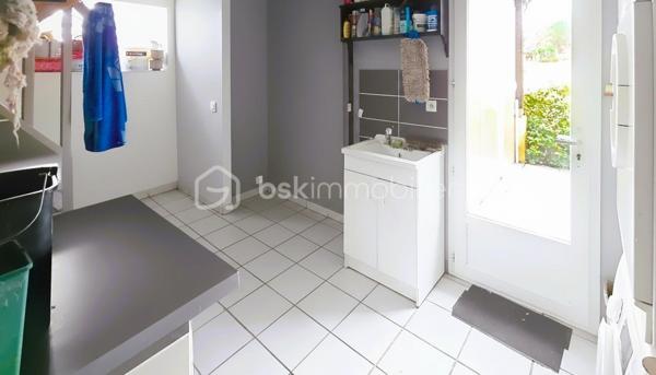 À seulement 4 minutes de Montpon-Ménestérol, dans un environnement calme et verdoyant au fond d’une impasse, découvrez cette belle maison de plain-pied parfaitement entretenue et sans travaux à prévoir.
Elle offre une agréable pièce de vie lumineuse avec cuisine ouverte équipée, 4 chambres ,dressing, une salle de bain avec douche et baignoire balnéo ainsi qu’une buanderie avec accès extérieur.
À l’extérieur, vous profiterez d’un terrain arboré d’environ 1 600 m² avec une terrasse avant et une arrière, un garage isolé avec porte motorisée, un carport camping-car et une dépendance.
Confort au rendez-vous avec une PAC réversible chaud/froid, un insert bois avec diffusion de chaleur dans toute la maison, double vitrage, volets roulants électriques, électricité et assainissement conformes.
Un bien rare sur le secteur, idéal pour une famille recherchant calme, espace et qualité de vie à proximité des commodités.
Contactez-moi rapidement pour une visite.