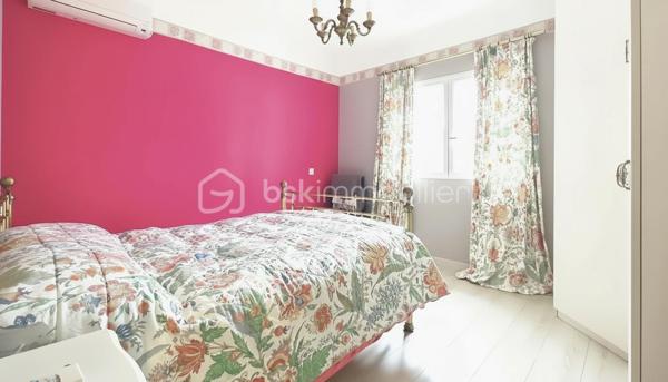 À seulement 4 minutes de Montpon-Ménestérol, dans un environnement calme et verdoyant au fond d’une impasse, découvrez cette belle maison de plain-pied parfaitement entretenue et sans travaux à prévoir.
Elle offre une agréable pièce de vie lumineuse avec cuisine ouverte équipée, 4 chambres ,dressing, une salle de bain avec douche et baignoire balnéo ainsi qu’une buanderie avec accès extérieur.
À l’extérieur, vous profiterez d’un terrain arboré d’environ 1 600 m² avec une terrasse avant et une arrière, un garage isolé avec porte motorisée, un carport camping-car et une dépendance.
Confort au rendez-vous avec une PAC réversible chaud/froid, un insert bois avec diffusion de chaleur dans toute la maison, double vitrage, volets roulants électriques, électricité et assainissement conformes.
Un bien rare sur le secteur, idéal pour une famille recherchant calme, espace et qualité de vie à proximité des commodités.
Contactez-moi rapidement pour une visite.