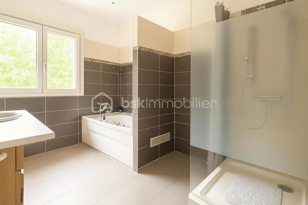 À seulement 4 minutes de Montpon-Ménestérol, dans un environnement calme et verdoyant au fond d’une impasse, découvrez cette belle maison de plain-pied parfaitement entretenue et sans travaux à prévoir.
Elle offre une agréable pièce de vie lumineuse avec cuisine ouverte équipée, 4 chambres ,dressing, une salle de bain avec douche et baignoire balnéo ainsi qu’une buanderie avec accès extérieur.
À l’extérieur, vous profiterez d’un terrain arboré d’environ 1 600 m² avec une terrasse avant et une arrière, un garage isolé avec porte motorisée, un carport camping-car et une dépendance.
Confort au rendez-vous avec une PAC réversible chaud/froid, un insert bois avec diffusion de chaleur dans toute la maison, double vitrage, volets roulants électriques, électricité et assainissement conformes.
Un bien rare sur le secteur, idéal pour une famille recherchant calme, espace et qualité de vie à proximité des commodités.
Contactez-moi rapidement pour une visite.