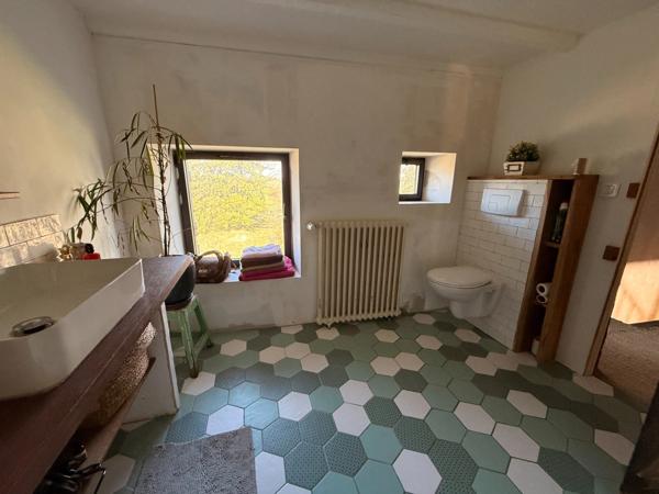 EN EXCLUSIVITE ! Maison en pierre de 115m2 + dépendances sur 4079m2 de terrain 89 990 €