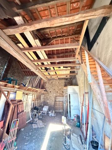 EN EXCLUSIVITE ! Maison en pierre de 115m2 + dépendances sur 4079m2 de terrain 89 990 €