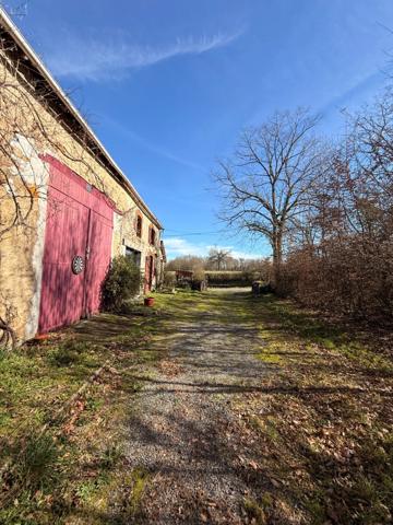 EN EXCLUSIVITE ! Maison en pierre de 115m2 + dépendances sur 4079m2 de terrain 89 990 €