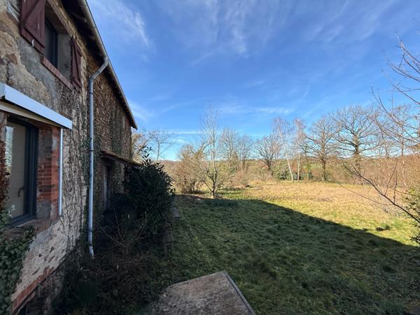 EN EXCLUSIVITE ! Maison en pierre de 115m2 + dépendances sur 4079m2 de terrain 89 990 €