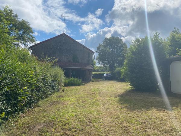 EN EXCLUSIVITE ! Maison en pierre de 115m2 + dépendances sur 4079m2 de terrain 89 990 €