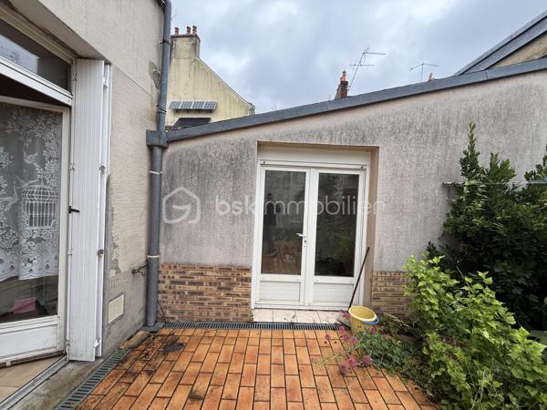Un dossier complet est disponible sur simple demande avant toute visite : diagnostics techniques, vidéo et photos suplémentaires du logement ainsi que l’ensemble des documents relatifs au bien. Une transparence totale pour un projet d’achat sécurisé.

Maison familiale avec studio indépendant – Quartier Olivier Heuzé – Le Mans

Située dans une rue calme du quartier Olivier Heuzé, cette maison offre de nombreuses possibilités grâce à son studio indépendant et ses espaces évolutifs.

Au rez-de-chaussée, vous découvrirez une agréable pièce de vie de 26 m², une cuisine indépendante ainsi qu’un WC. À l’extérieur, une petite cour avec terrasse vous permettra de profiter des beaux jours en toute tranquillité.

L’un des principaux atouts de cette maison est son studio avec accès facilement indépendant, équipé de son propre WC, douche et kitchenette. Cet espace peut convenir à de nombreux projets : location pour générer un revenu complémentaire, activité professionnelle libérale, bureau indépendant ou encore création d’une suite parentale de plain-pied.

À l’étage, le palier dessert deux belles chambres de 13 m² et 16,30 m² ainsi qu’une salle de bains. Sous les combles, une troisième chambre complète l’ensemble.

La maison dispose également d’un garage avec combles aménageables ou de stockage au-dessus.

Caractéristiques principales :

* Quartier Olivier Heuzé
* Rue calme
* Pièce de vie de 26 m²
* Cuisine indépendante
* 3 chambres
* Salle de bains
* Studio indépendant avec multiples possibilités
* Garage avec combles
* Cour avec terrasse
* Chauffage au gaz
* Tout-à-l’égout

Des travaux de modernisation permettront de révéler tout le potentiel de cette maison aux nombreux atouts, idéale pour une famille, un investisseur ou une profession libérale recherchant un espace dédié à son activité.

J’accompagne mes clients, dont plusieurs disposent déjà d’un financement fiable et assuré, dans leur recherche de biens au Mans et ses alentours. Je suis également à la recherche de nouveaux biens à vendre. Je rémunère mes apporteurs d’affaires et je travaille avec un réseau d’artisans ainsi qu’un courtier en financement afin de vous accompagner dans toutes les étapes de votre projet immobilier.